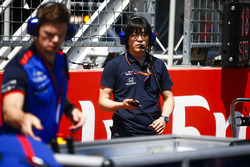 Toro Rosso engineers on the grid