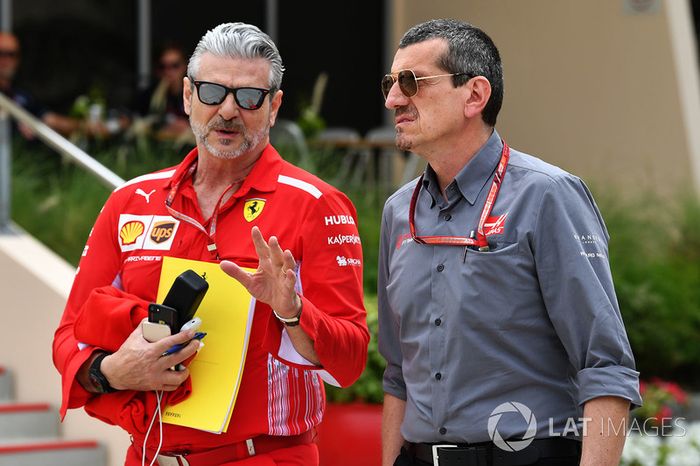 Maurizio Arrivabene, director del equipo Ferrari y Guenther Steiner, director del equipo de Haas F1