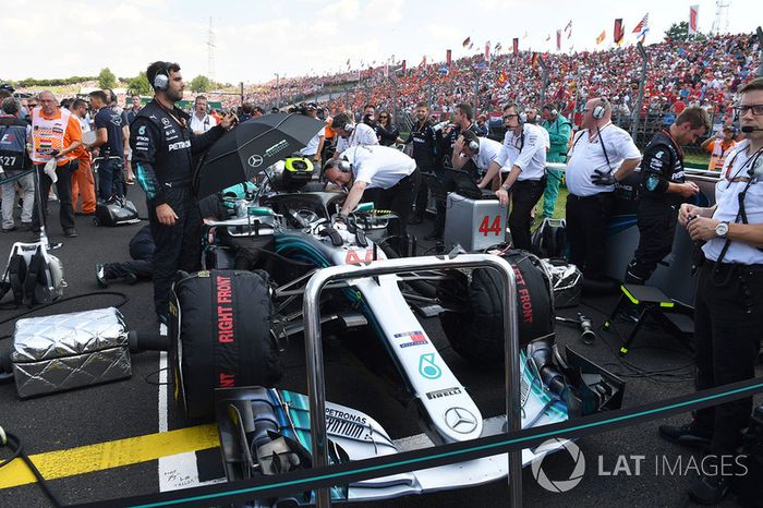 El coche de Lewis Hamilton, Mercedes-AMG F1 W09 en la parrilla