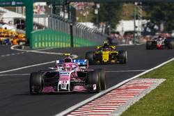 Esteban Ocon, Force India VJM11, devant Carlos Sainz Jr., Renault Sport F1 Team R.S. 18, et Romain Grosjean, Haas F1 Team VF-18