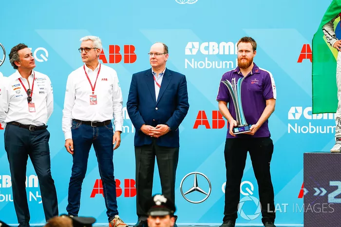 Alejandro Agag, CEO de Formula E, Ulrich Spiesshofer, Director Ejecutivo, ABB, y un mecánico del DS Virgin Team