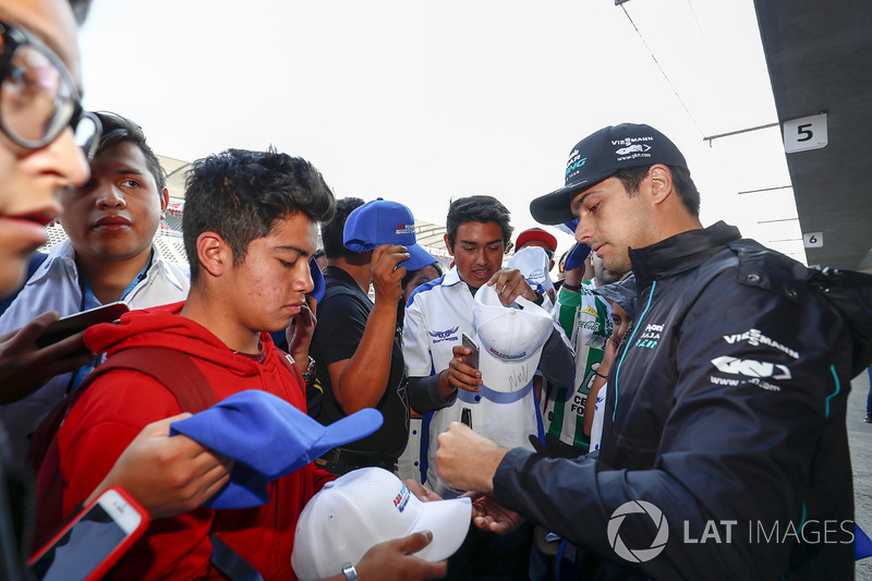Nelson Piquet Jr., Jaguar Racing, signing autographs, taking selfies with fans