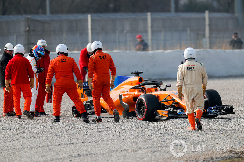 Fernando Alonso, McLaren MCL33 spins into the gravel trap after his rear wheel comes off