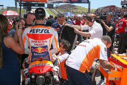 Mecánicos trabajan en la moto de Dani Pedrosa, Repsol Honda Team