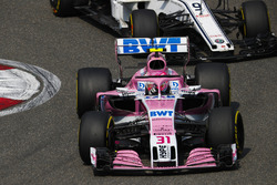 Esteban Ocon, Force India VJM11 Mercedes, Marcus Ericsson, Sauber C37 Ferrari