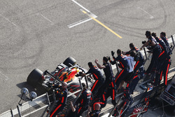 Race winner Daniel Ricciardo, Red Bull Racing RB14 Tag Heuer, takes the applause from his team at the finish