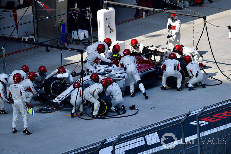 Charles Leclerc, Sauber C37 pit stop