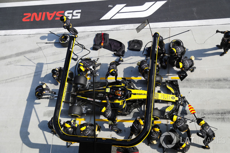 Carlos Sainz Jr., Renault Sport F1 Team R.S. 18, dans les stands