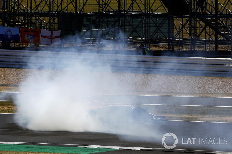 Sergio Perez, Force India VJM11, percute un panneau publicitaire