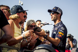 Daniel Ricciardo, Red Bull Racing imza dağıtıyor