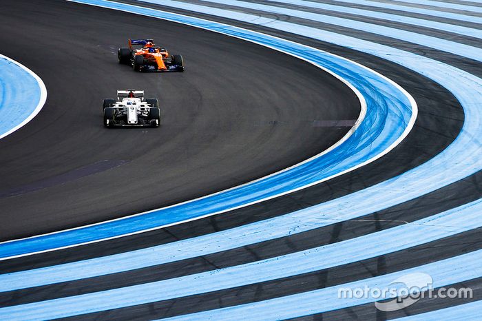 Marcus Ericsson, Sauber C37, leads Fernando Alonso, McLaren MCL33