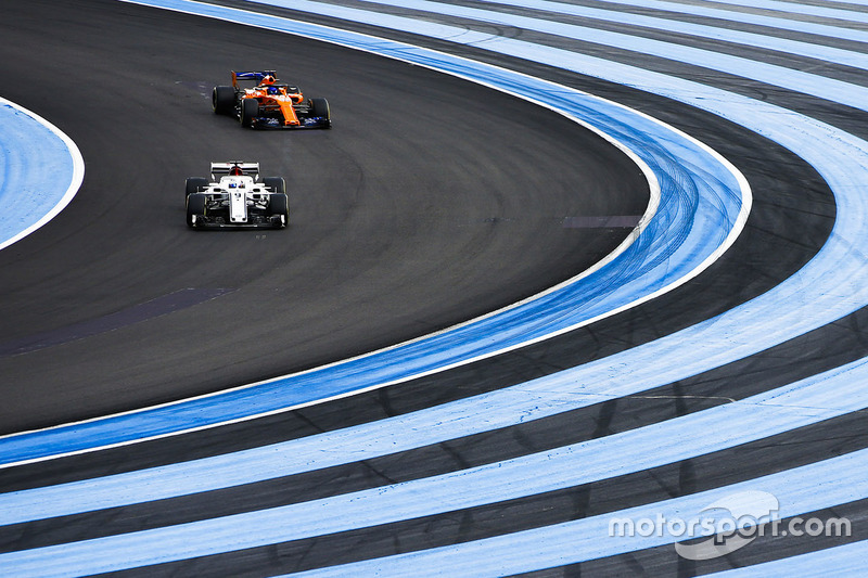 Marcus Ericsson, Sauber C37, devant Fernando Alonso, McLaren MCL33