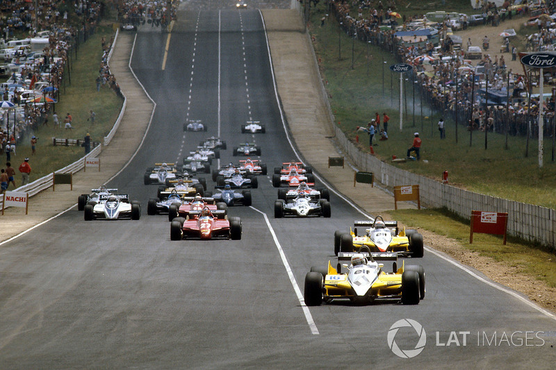 Salida: René Arnoux, Renault RE30B y Alain Prost, Renault RE30B por delante del resto