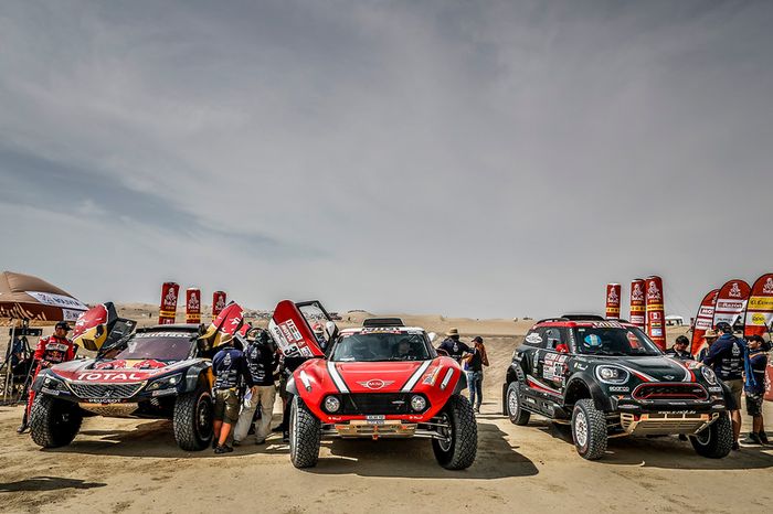 #303 Peugeot Sport Peugeot 3008 DKR: Carlos Sainz, Lucas Cruz, #305 X-Raid Team Mini: Mikko Hirvonen, Andreas Schulz, #307 X-Raid Team Mini: Orlando Terranova, Bernardo Graue