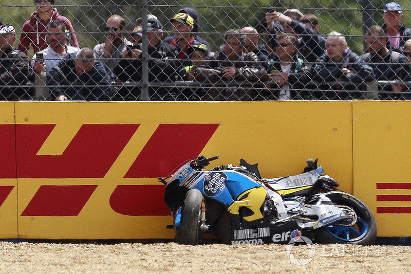 Después del choque de  Jack Miller, Estrella Galicia 0,0 Marc VDS