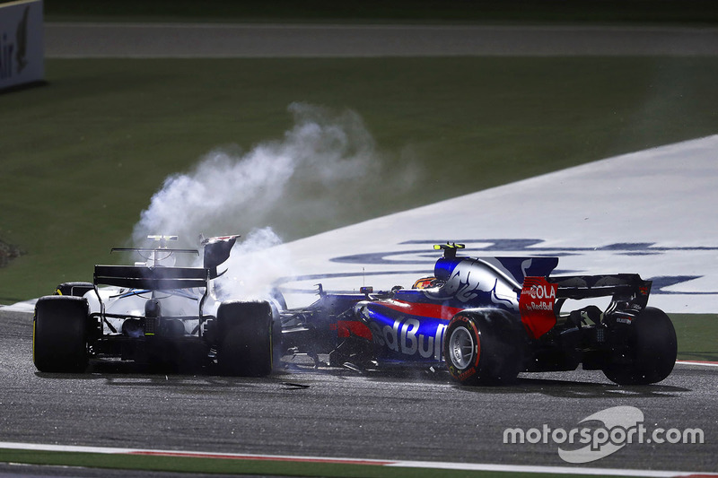 Crash: Lance Stroll, Williams FW40; Carlos Sainz Jr., Scuderia Toro Rosso STR12