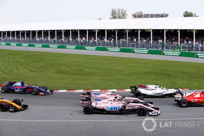 Sergio Pérez, Sahara Force India F1 VJM10, batalla con Esteban Ocon, Sahara Force India F1 VJM10, en la arrancada y  Felipe Massa, Williams FW40, Kimi Raikkonen, Ferrari SF70H