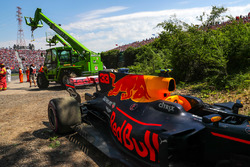 Эвакуация Red Bull Racing RB13 Макса Ферстаппена