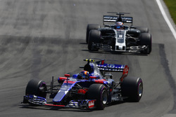 Карлос Сайнс-мол., Scuderia Toro Rosso STR12, Ромен Грожан, Haas F1 Team VF-17