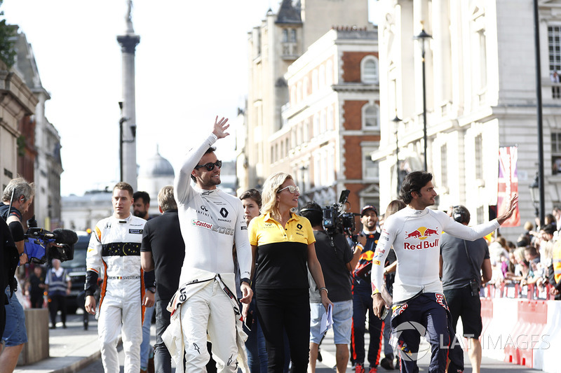 Felipe Massa, Williams, waves to the crowds