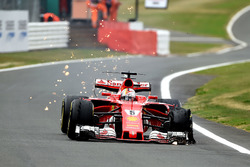 Себастьян Феттель (Ferrari SF70H) з пошкодженою передньою шиною