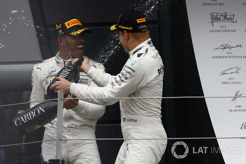 Ganador de la carrera Lewis Hamilton, Mercedes AMG F1, segundo lugar Valtteri Bottas, Mercedes AMG F1, en el podio