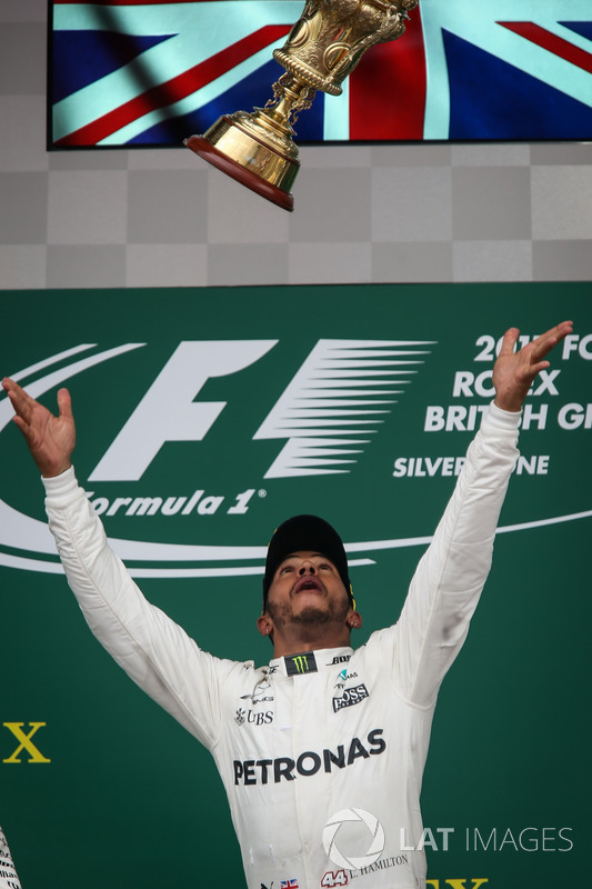 Ganador de la carrera Lewis Hamilton, Mercedes AMG F1 que se celebra en el podio