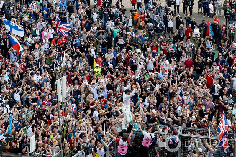 Ganador de la carrera Lewis Hamilton, Mercedes AMG F1, celebra con los fans