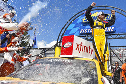Race winner Kyle Larson, Chip Ganassi Racing Chevrolet