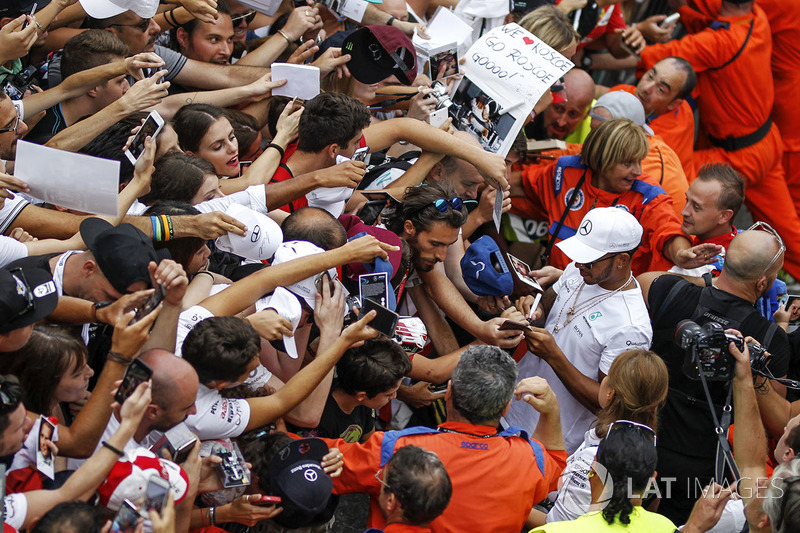 Lewis Hamilton, Mercedes AMG F1 signs autographs for the fans