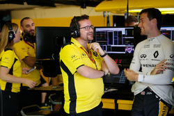 Джуліен Сімон-Чаутемпс, гоночний інженер Renault Sport F1 Team та Джоліон Палмер, Renault Sport F1 T