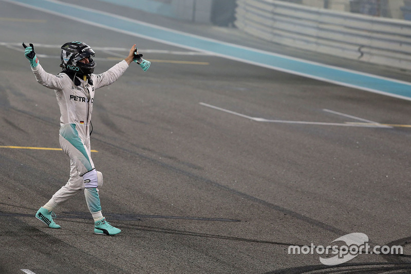 Segundo lugar y nuevo campeón mundial Nico Rosberg, Mercedes AMG F1 celebra al final de carrera