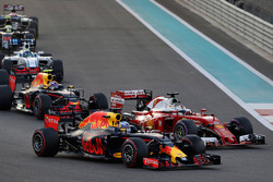Daniel Ricciardo, Red Bull Racing RB12; Sebastian Vettel, Ferrari SF16-H