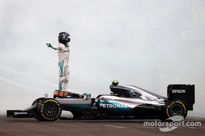 Nico Rosberg, híbrido de Mercedes AMG F1 W07 celebra su segunda posición y Campeonato del mundo al final de la carrera