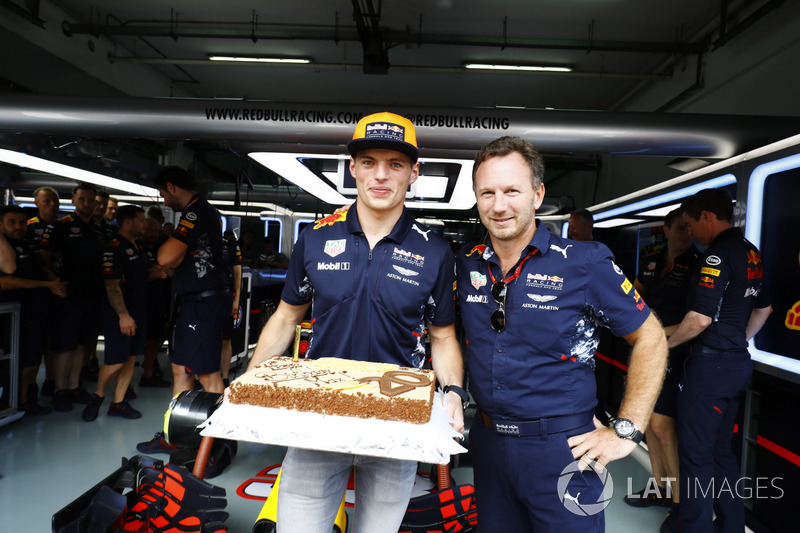 Макс Ферстаппен, Red Bull, отримує торт від керівника Red Bull Racing Крістіана Хорнера