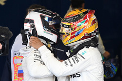 Гонщики Mercedes AMG F1 Валттери Боттас и Льюис Хэмилтон
