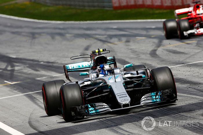Valtteri Bottas, Mercedes AMG F1 W08, devant Sebastian Vettel, Ferrari SF70H