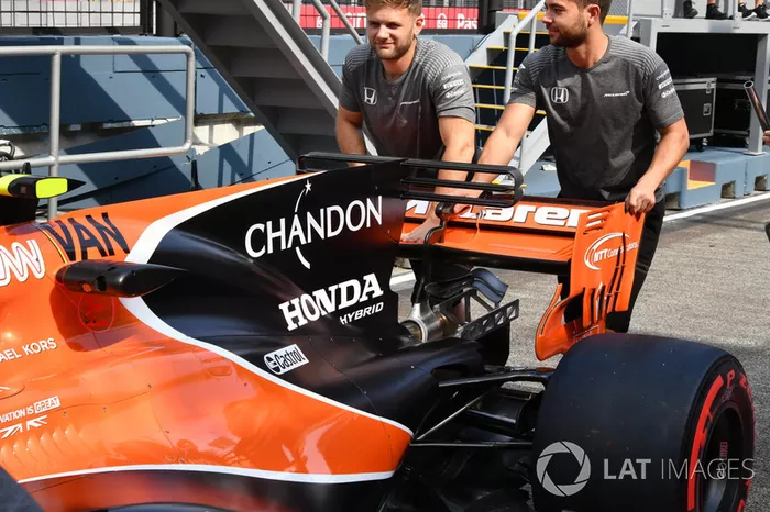 McLaren MCL32: Motorhauben-Finne mit T-Flügel