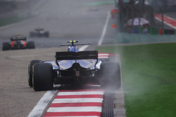 Antonio Giovinazzi, Sauber C36, runs wide