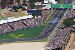 Lewis Hamilton, Mercedes AMG F1 W08, devant Sebastian Vettel, Ferrari SF70H, Valtteri Bottas, Mercedes AMG F1 W08, Kimi Raikkonen, Ferrari SF70H, Max Verstappen, Red Bull Racing RB13, et le reste du peloton au départ