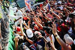 Race winner Lewis Hamilton, Mercedes AMG F1, second place Valtteri Bottas, Mercedes AMG F1 celebrate with the team