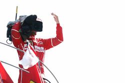 Le troisième, Sebastian Vettel, Ferrari, prend une caméra pour filmer le public depuis le podium