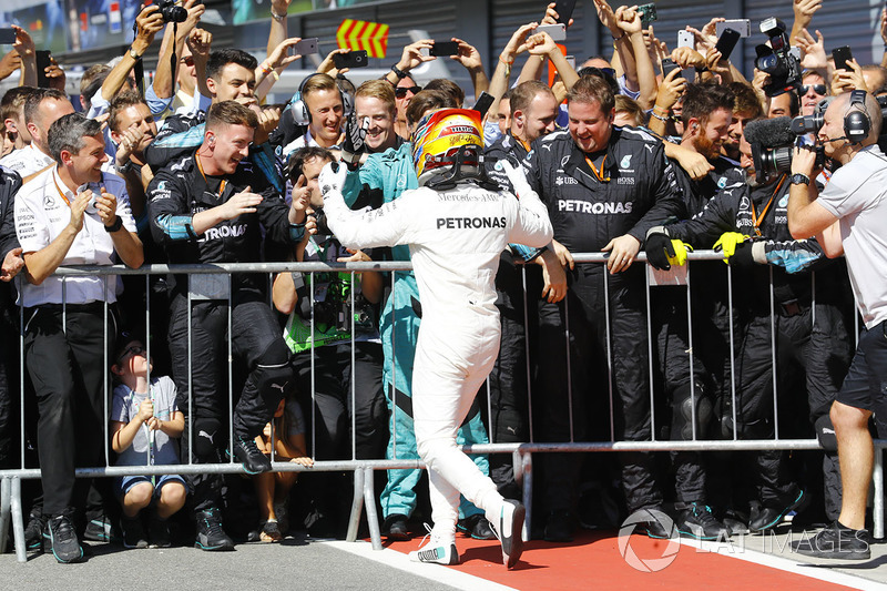 Winner Lewis Hamilton, Mercedes AMG F1, celebrates, his team