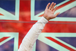 Lewis Hamilton, Mercedes AMG F1 fête sa victoire sur le podium et salue la foule