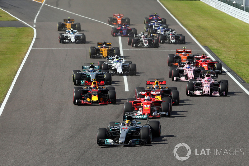 Largada: Lewis Hamilton, Mercedes AMG F1 W08 lidera