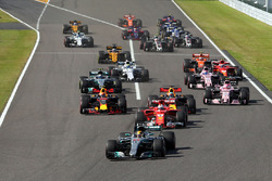 Départ : Lewis Hamilton, Mercedes AMG F1 W08 mène