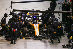 Nico Hulkenberg, Renault Sport F1 Team RS17, au stand