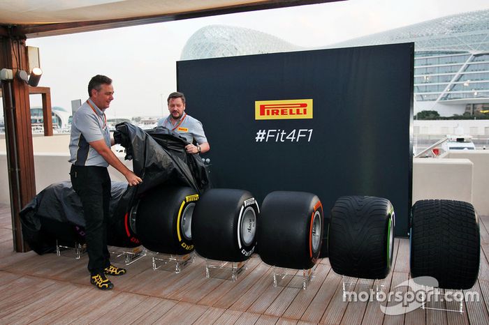 Mario Isola, manager de Pirelli Racing y Paul Hembery, director de Pirelli Motorsport, revelan los neumáticos de F1 2017