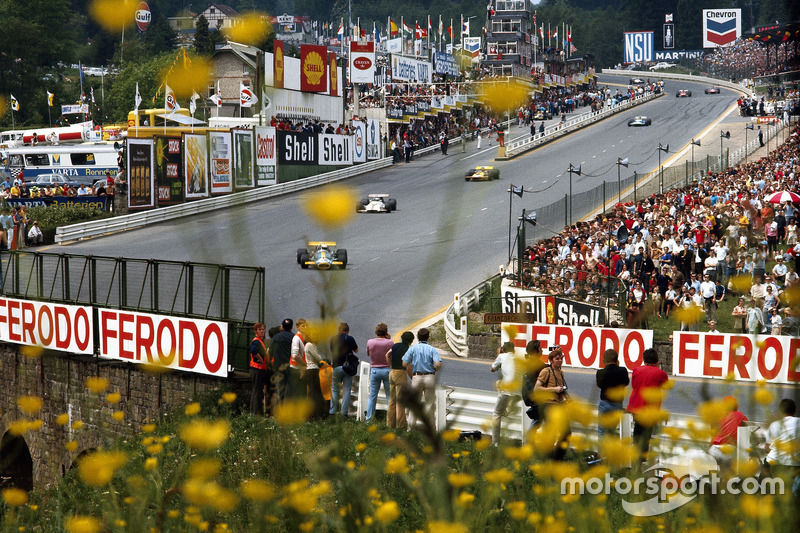 Jack Brabham, Brabham, frente a f Jackie Oliver, BRM, Ronnie Peterson, March, y Henri Pescarolo, Matra