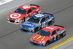 Jamie McMurray, Chip Ganassi Racing Chevrolet, Kyle Larson, Chip Ganassi Racing Chevrolet, Jimmie Johnson, Hendrick Motorsports Chevrolet